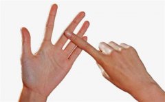 手指的间隙大的人不止漏财而已,这些特征你未